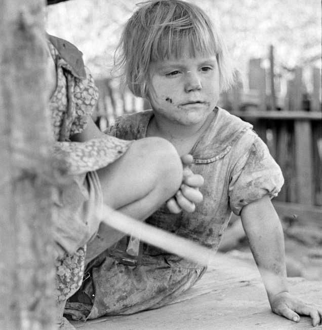 Ozark child, Arkansas     Photo: Ben Shahn