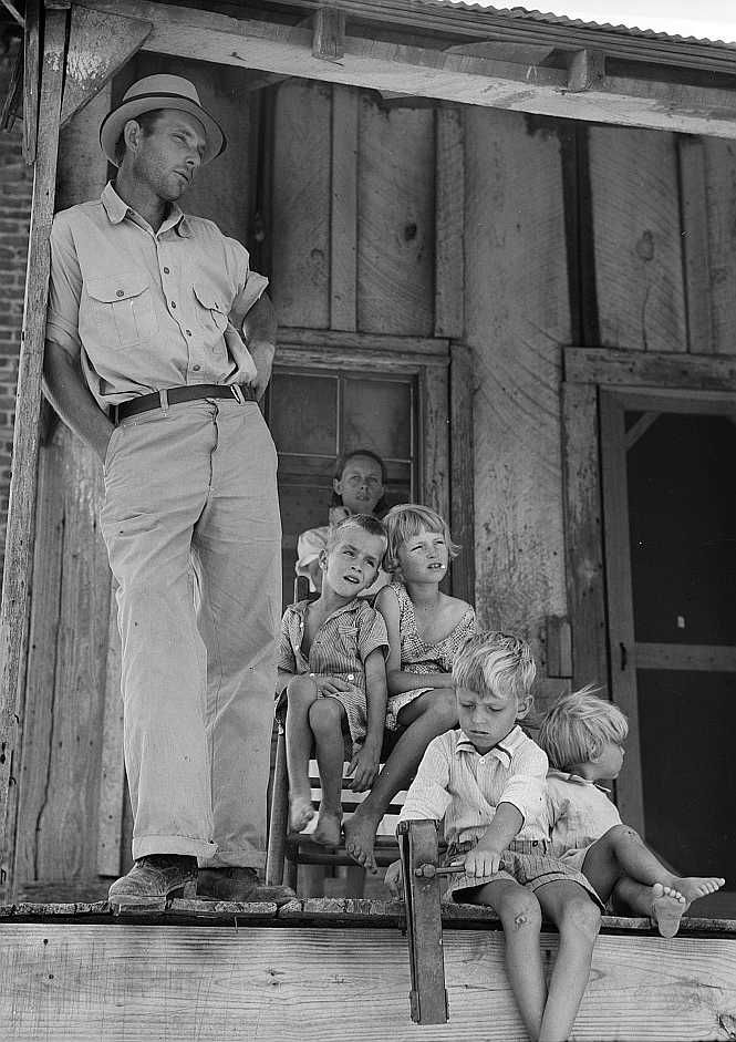 Cleveland, Mississippi sharecropper, wife and family - Photo : Dorothea Lange