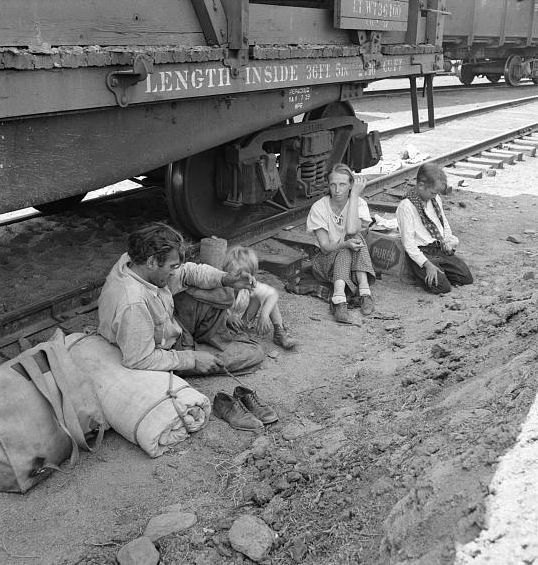Family who traveled by freight train. Washington, Toppenish, Yakima Valley, Washington. Aug. 1939.  Photo: Dorothea Lange