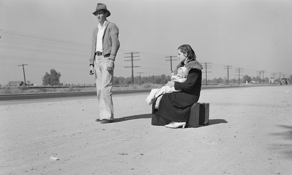   Young family, penniless, hitchhiking on U.S. Highway 99, California - Photo: Dorothea Lange, FSA, Library of Congress