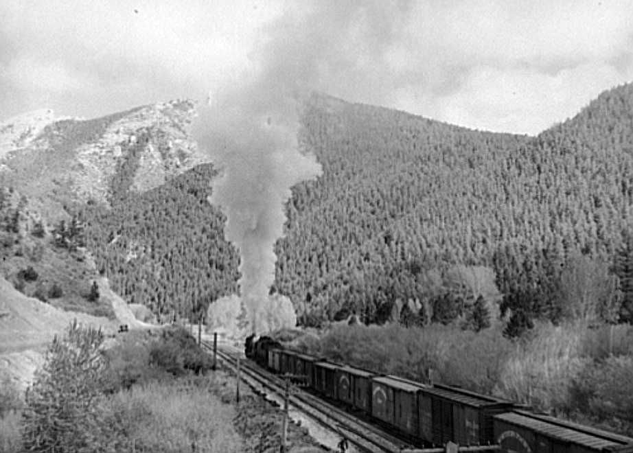 Northern Pacific freight train going over Bozeman Pass. Gallatin County, Montana  Photo: Arthur Rothstein
