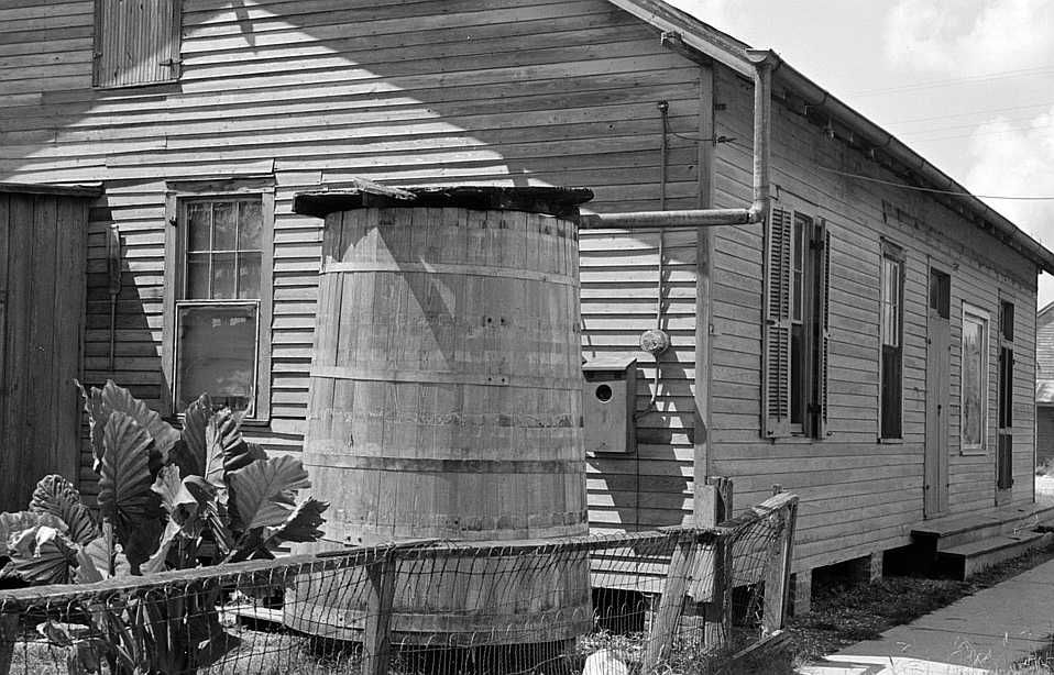 Outdoor cistern of house near River Road, Louisiana Photo: John Vachon