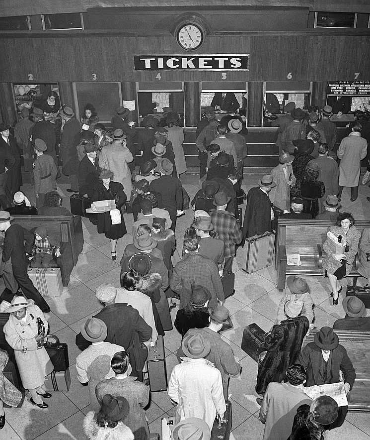 Greyhound bus depot, Washington, D.C., 1941 - Photo: John Collier