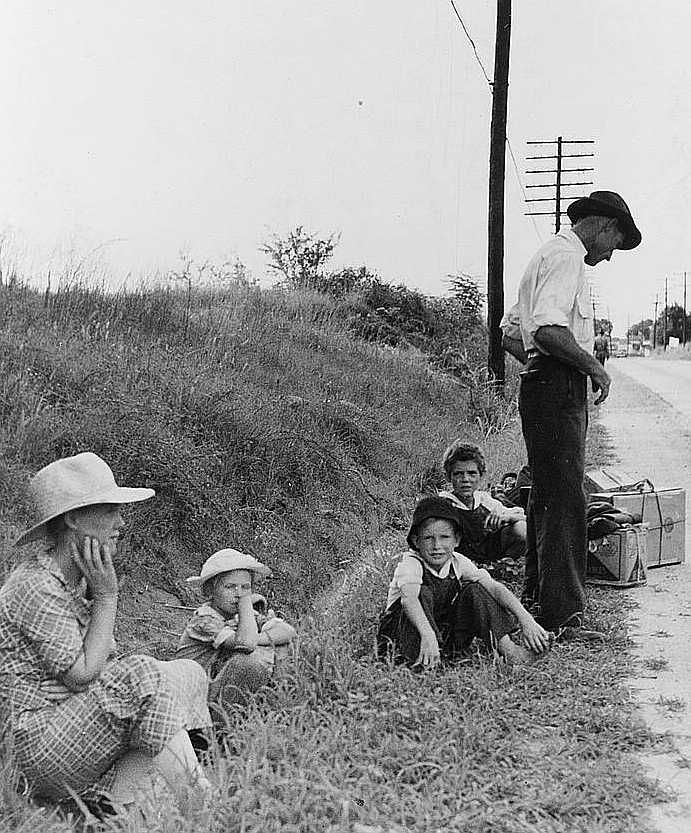 A hitchhiking family waiting along the highway in Macon, Georgia.  Photo: Dorothea Lange